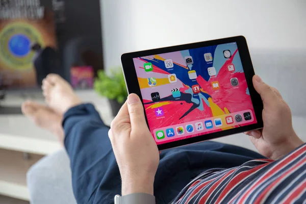 Homem mão segurando iPad Pro com Home page IOS — Fotografia de Stock