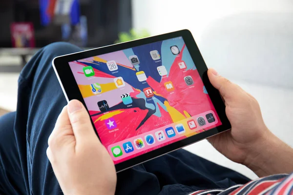 Mann hält iPad Pro mit Startseite ios — Stockfoto