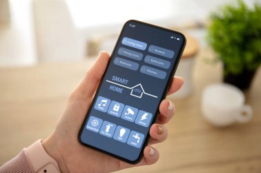 telefon ile app akıllı tutarak ana sayfa ekranda eller