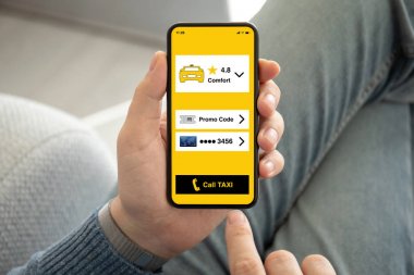ekranda arama taksi uygulaması ile telefon tutan erkek eller