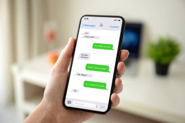telefon app messenger ile ekranda tutan eller