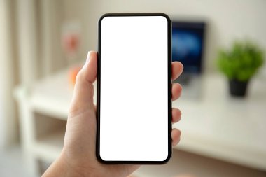 odada izole ekran ile telefon tutan kadın eller