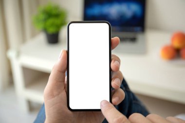 odada izole ekran ile telefon tutan adam elleri