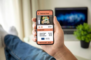 ekranda uygulama dağıtım gıda ile telefon tutan adam elleri