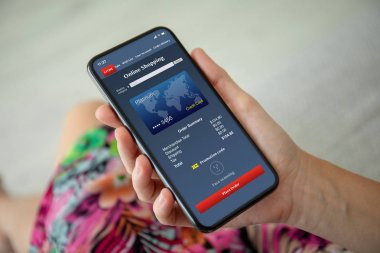Kadınlar internetten uygulamalı renkli elbise alışverişi yapıyorlar.