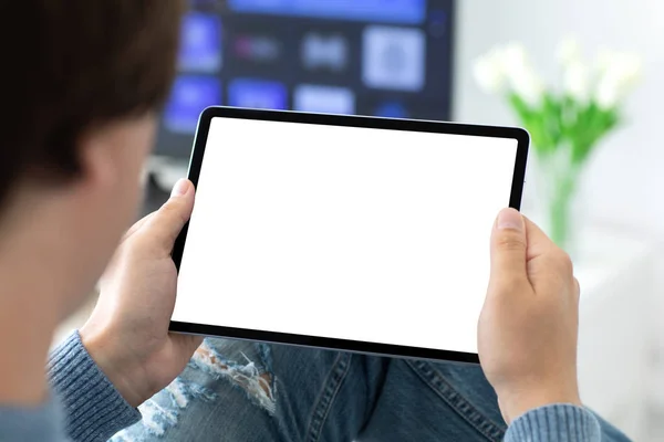Człowiek trzyma w ręce tablet komputerowy z izolowanym ekranem — Zdjęcie stockowe