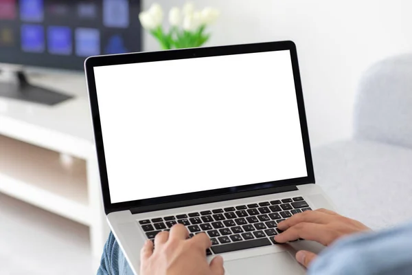 Mannelijke handen op keyboard laptop met geïsoleerd scherm in de kamer — Stockfoto