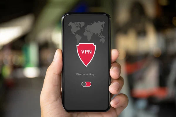 Mann hält Telefon mit App in der Hand vpn privates Netzwerk — Stockfoto