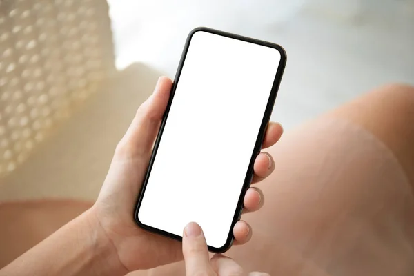 Manos femeninas sosteniendo el teléfono con pantalla aislada — Foto de Stock