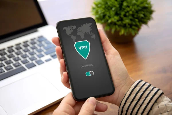 Žena plná pálivých papriček telefon s aplikace vpn privátní sítě — Stock fotografie