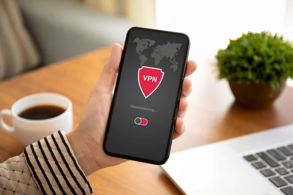 Weibliche Hände halten Telefon mit App vpn privatem Netzwerk — Stockfoto