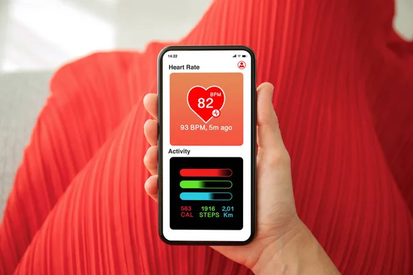 Kobieta ręce czerwona sukienka trzymając telefon aplikacji serce i aktywność — Zdjęcie stockowe