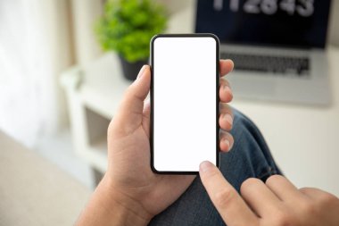 odada izole ekran ile telefon tutan adam elleri