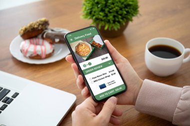 Telefon app teslim gıda ile ekranda tutan eller