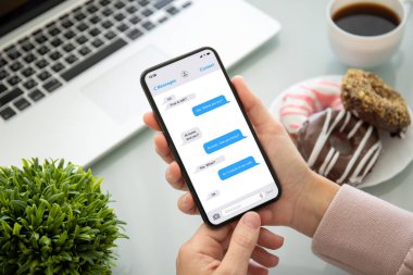 telefon app messenger ile ekranda tutan eller