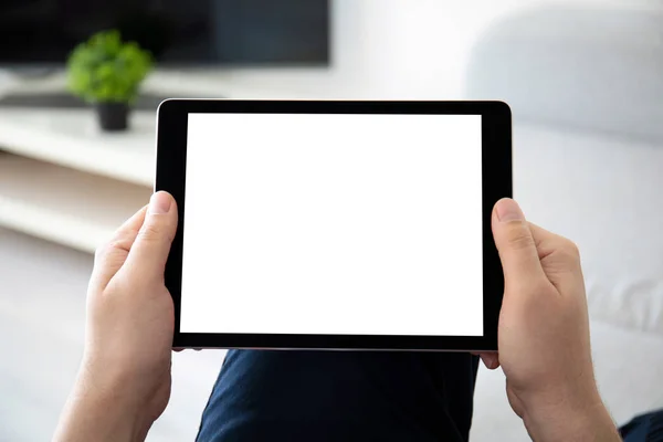 Muži držící počítačovou tabletu s izolovanou obrazovkou v místnosti — Stock fotografie
