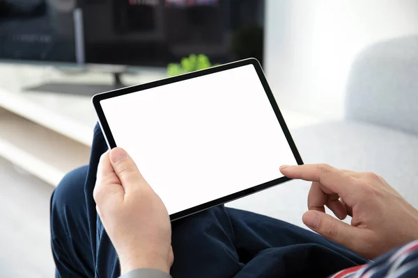 Ręce człowiek trzyma tablet komputerowy z izolowanym ekranem w ro — Zdjęcie stockowe
