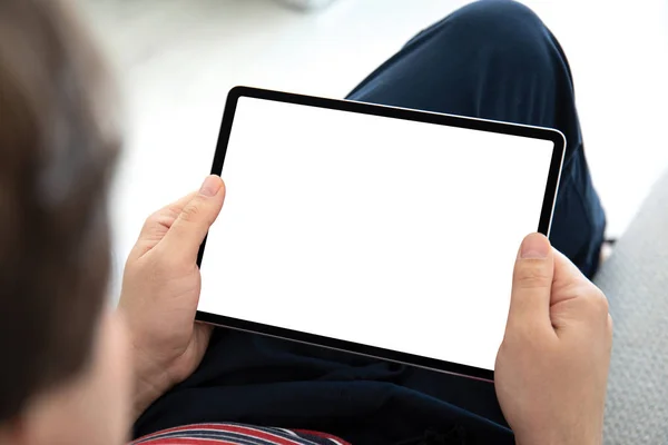 Man handen houden computer tablet met geïsoleerd scherm in de kamer — Stockfoto