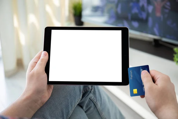 Мужчины руки, держащие банковскую карту и компьютер планшет изолированный экран — стоковое фото