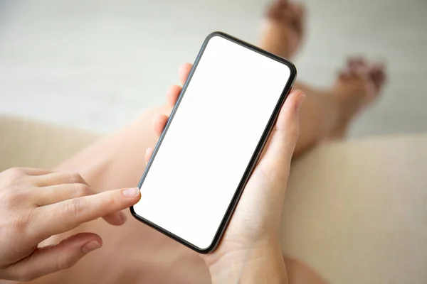 Жіночі руки тримають телефон з ізольованим екраном — стокове фото