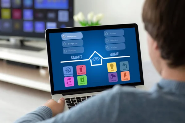 Ekranda app akıllı ev ile dizüstü bilgisayar tutan adam — Stok fotoğraf