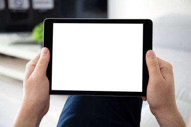 odada izole ekran ile bilgisayar tablet tutan adam elleri