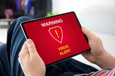 uyarı virüs uyarısı ile bilgisayar tablet tutan adam elleri