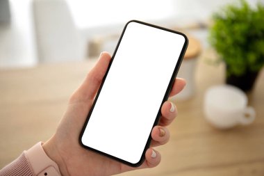 odada izole ekran ile telefon tutan kadın eller