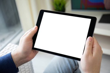 odada izole ekran ile bilgisayar tablet tutan adam elleri