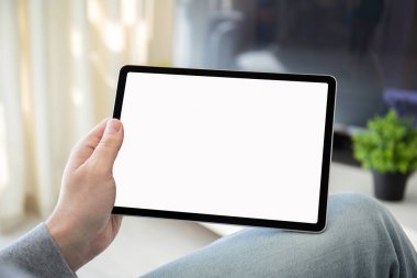 odada izole ekran ile bilgisayar tablet tutan adam elleri