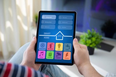 uygulama akıllı ev ile bilgisayar tablet tutan adam eller