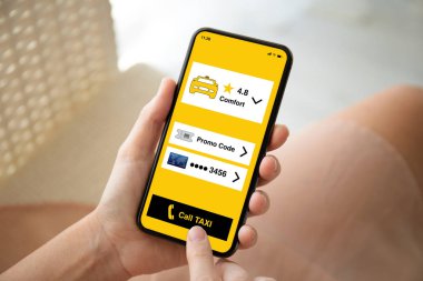 ekranda app call taksi ile telefon tutan kadın eller