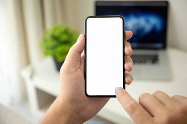 odada izole ekran ile telefon tutan adam elleri
