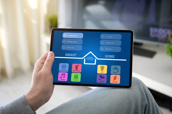 Hombre manos sosteniendo la tableta del ordenador con aplicación hogar inteligente — Foto de Stock