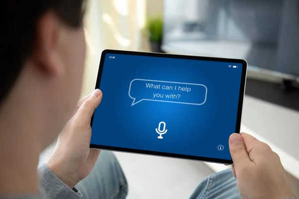 Uomo mani che tengono tablet computer con app assistente personale — Foto Stock