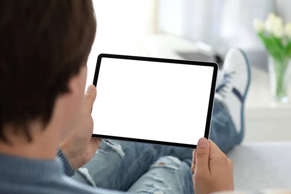 Hombre sosteniendo en sus manos tableta de ordenador con pantalla aislada — Foto de Stock
