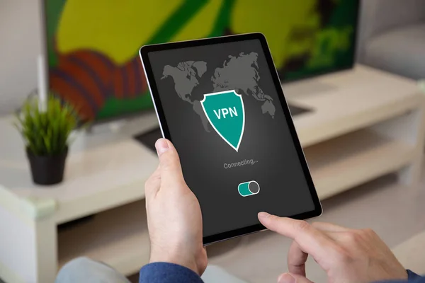 Man hands Holding Computer Tablet med app VPN på skärmen — Stockfoto