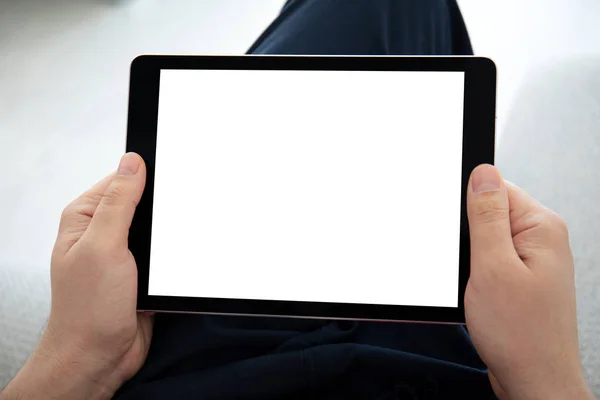 Uomo mani tenendo tablet computer con schermo isolato in camera — Foto Stock