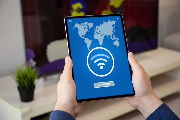 Hombre manos sosteniendo la tableta del ordenador con la aplicación wi-fi conectar — Foto de Stock