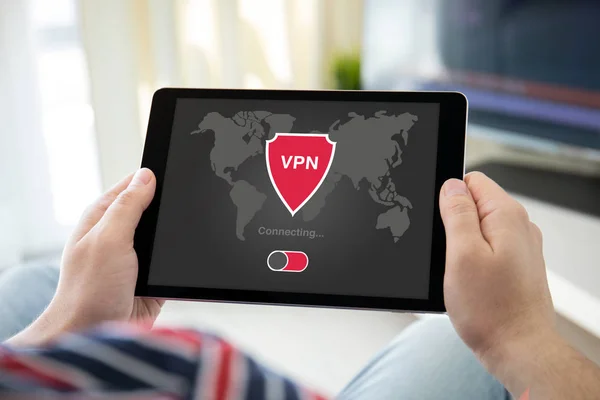 Ekranda app vpn ile bilgisayar tablet tutan adam eller — Stok fotoğraf