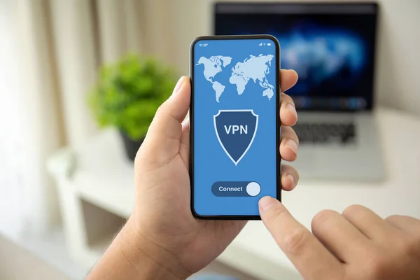 Man händer hålla telefonen med app VPN på skärmen — Stockfoto