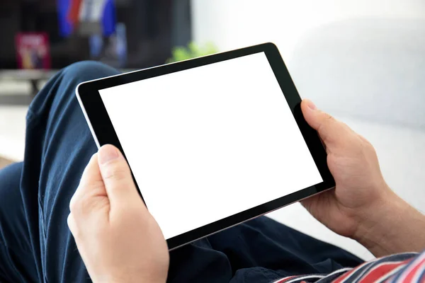 Man handen houden computer tablet met geïsoleerd scherm in de kamer — Stockfoto