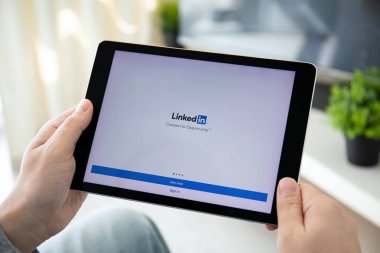 Sosyal ağ hizmeti LinkedIn ile iPad Pro tutan adam