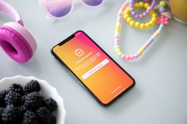 sosyal ağ hizmeti Igtv Instagram ile iphone X scree