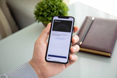 Apple Pay Cash ile iphone X'i tutan adam
