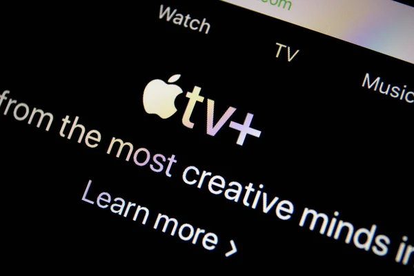 Иконка веб-сайта сервиса Apple TV Plus с экраном Macbook . — стоковое фото