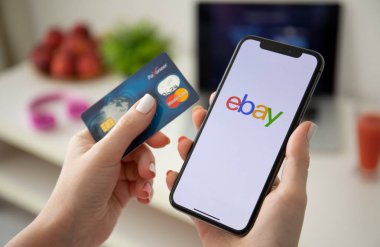 İnternet alışveriş hizmeti ebay ile iphone 8 Plus tutan kadın 