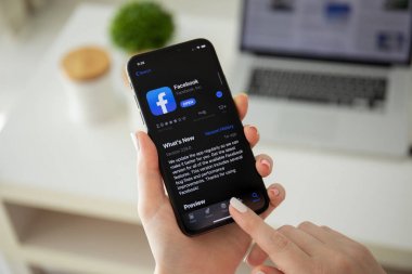 Sosyal ağ hizmeti Facebook ile iphone X tutan kadın 