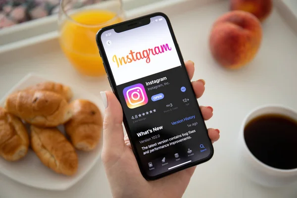 Frau hält iphone x mit sozialem Netzwerk-Dienst insta — Stockfoto