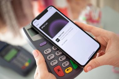 Apple Pay Cash ve çevrimiçi terminalile iphone tutan kadın.